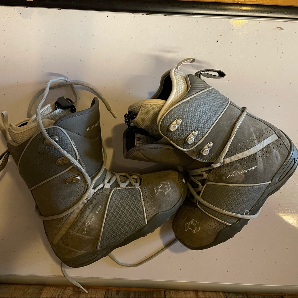 Northwave eclipse snowboard boots. Unisex, mens 7.5 women’s 8.5 good condition